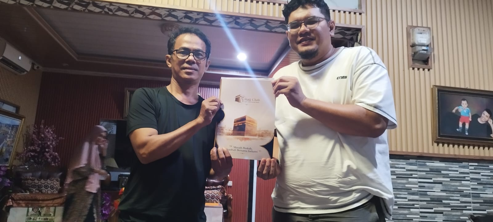 Momen serah terima proposal kemitraan Hajj Club kepada calon partner