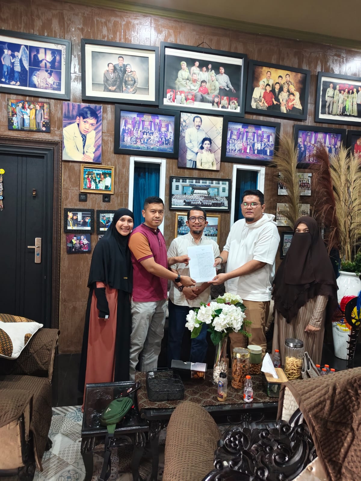 Momen penandatanganan dokumen kemitraan bersama keluarga calon partner Hajj Club